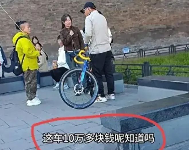 JDB电子游戏跟团小孩把自行车碰倒被自行车主人索赔：我这车子价值10万元(图6)